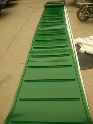 As protuberâncias pequenas dividem a correia transportadora resistente fria para materiais de construção